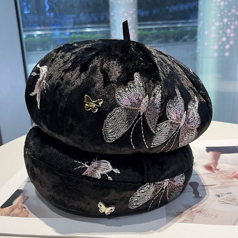 Street Fashion Pose - Modny beret malarski z haftem motyla,