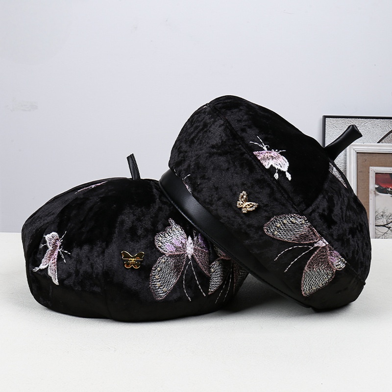 Modny beret malarski z haftem  – Street Fashion Pose recenzja i cena